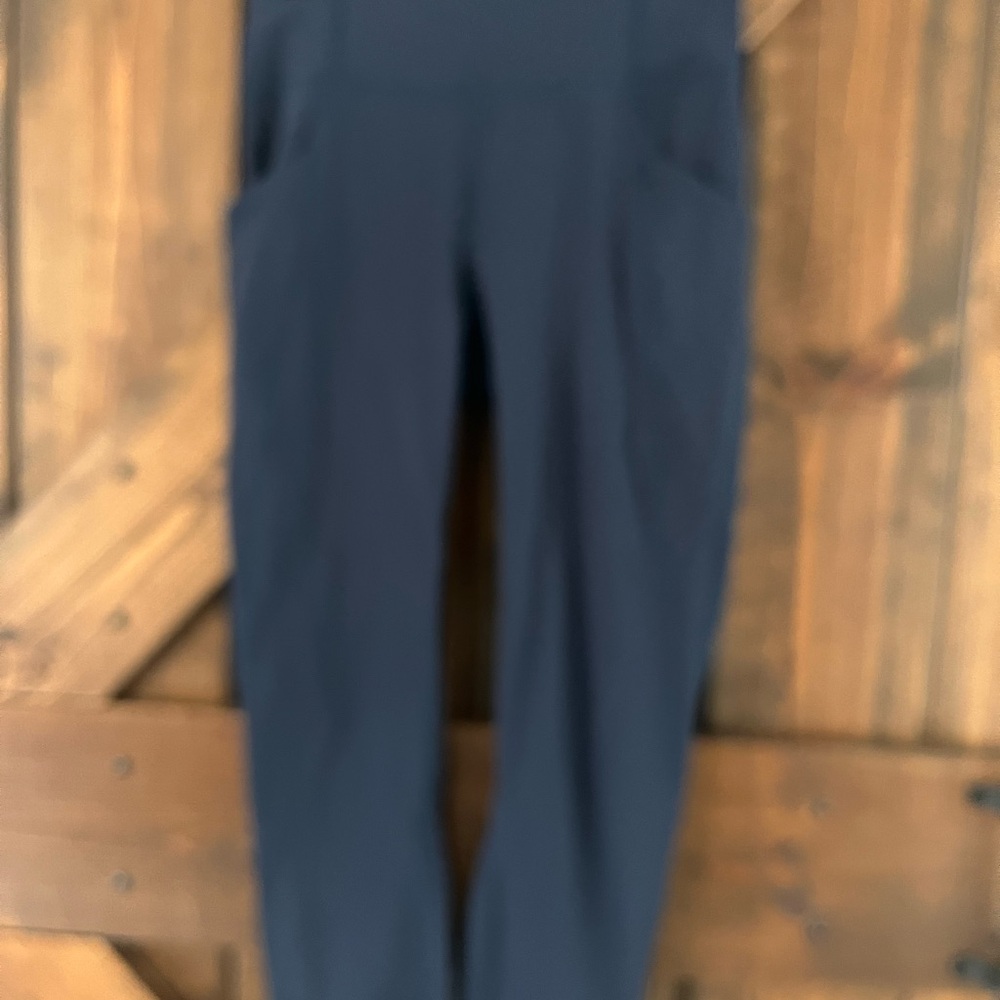 LULULEMON black 3/4 lenght leggins pocket size 6